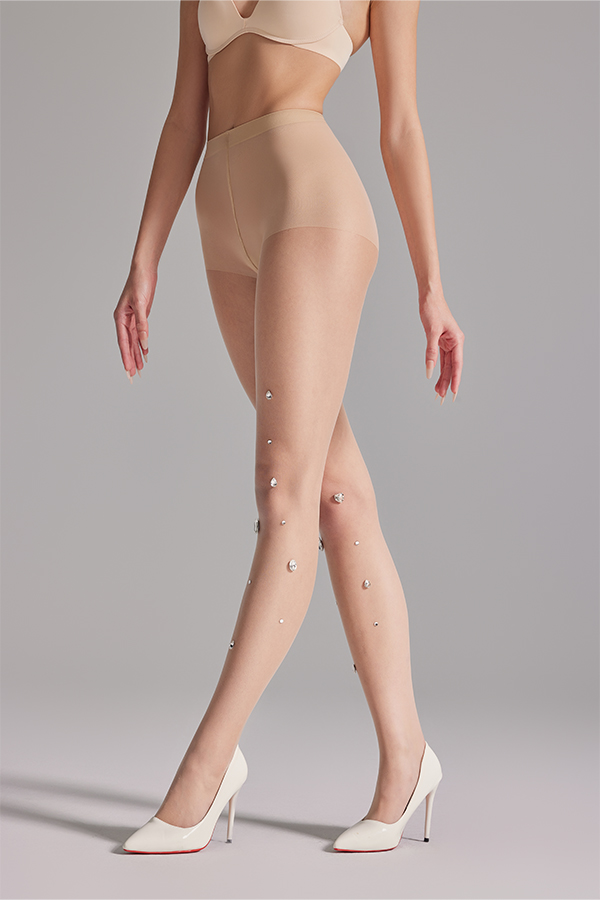 Pantimedias transparentes con gran pedrería